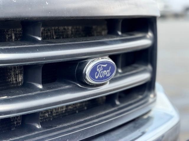 2004 Ford Super Duty F-350 DRW XL