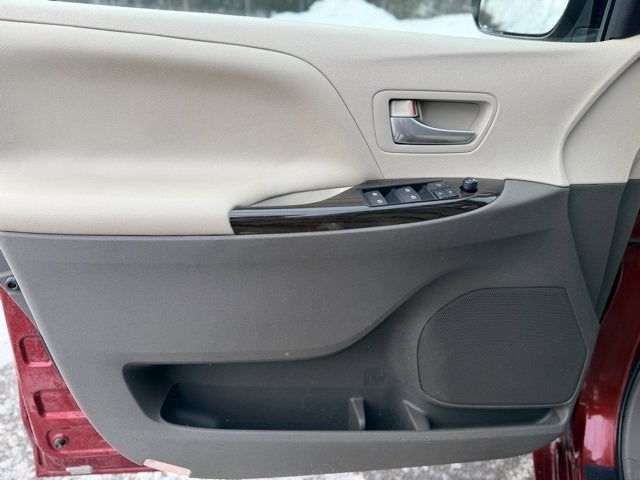 2015 Toyota Sienna XLE 8 Passenger