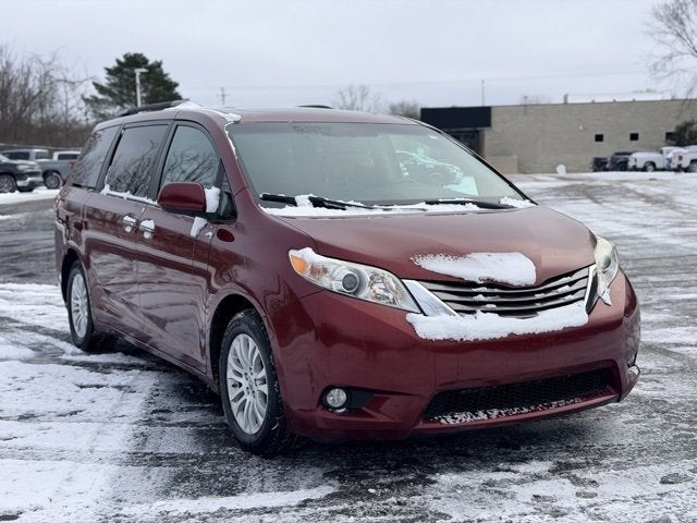 2015 Toyota Sienna XLE 8 Passenger